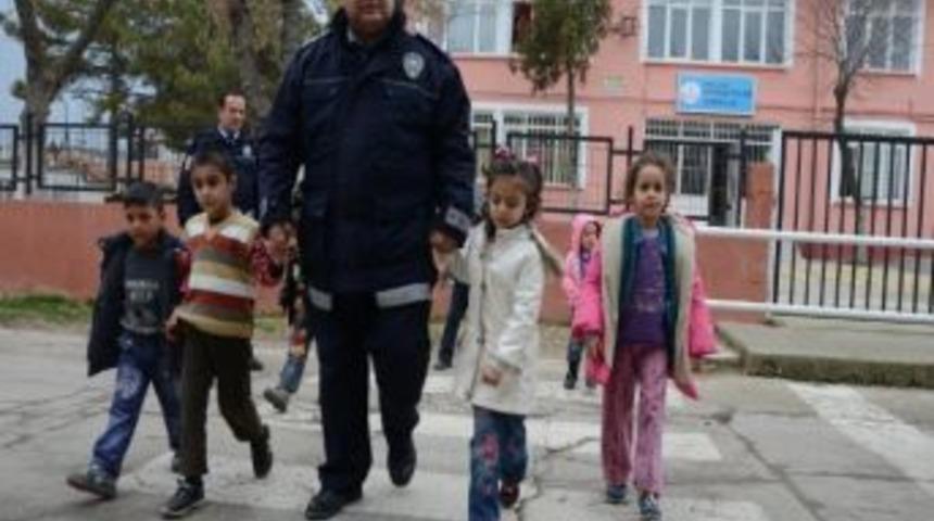 Minik &Ouml;ğrenciler Trafiği Yaşayarak &Ouml;ğreniyor