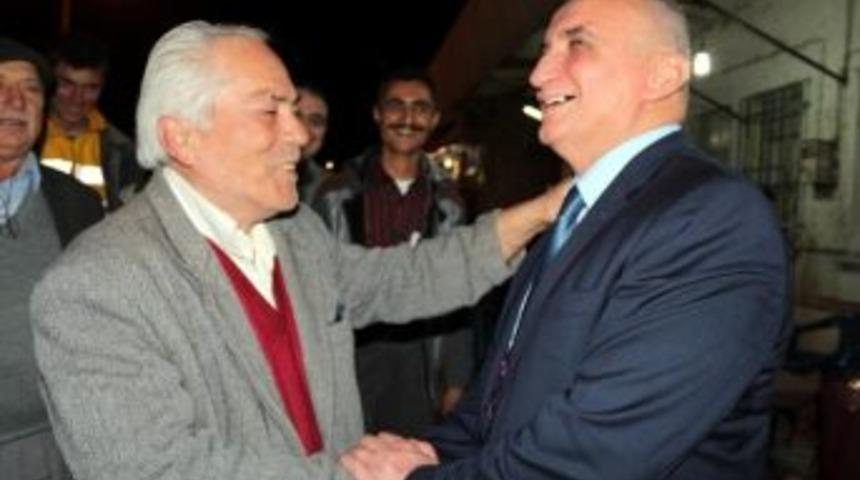 Aydınlılar Ali Uzunırmak'ı Alnından &Ouml;pt&uuml;