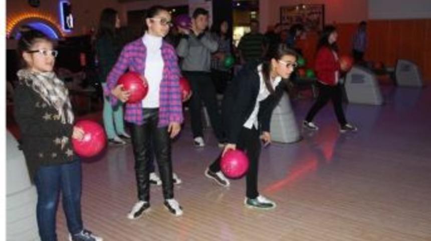 Osmangazili Gen&ccedil;ler Bowlingle Stres Attı