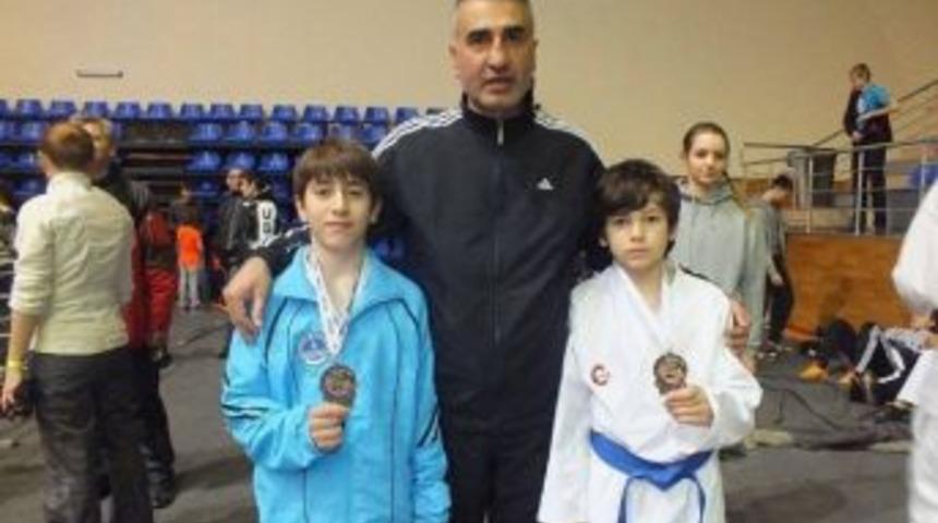 Kağıtsporlu Yıldız Kareteciler Ukrayna'dan Derecelerle D&ouml;nd&uuml;