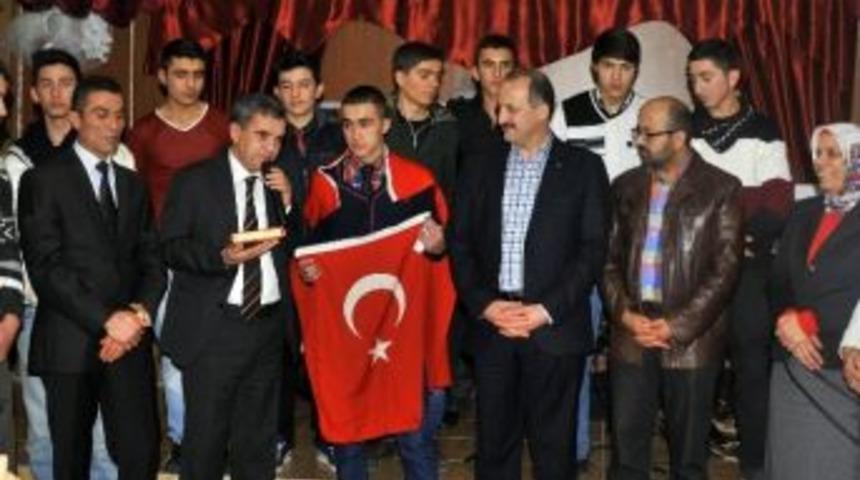 Başkan Akg&uuml;l Asker Uğurladı