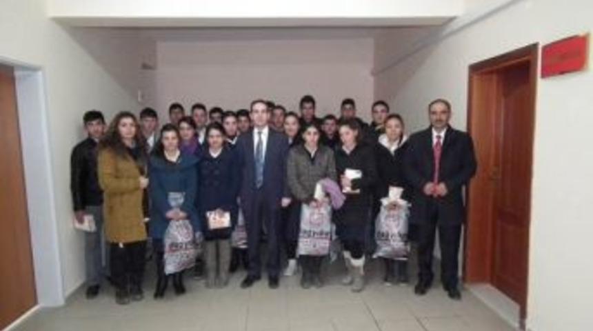 Akyaka Kaymakamı Başarılı Sporcuları &Ouml;d&uuml;llendirdi