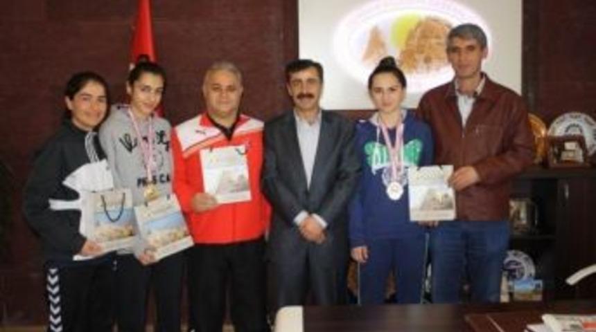 Belediye Başkanı S&uuml;sl&uuml;&rsquo;den Başarılı Taekwondoculara &Ouml;d&uuml;l