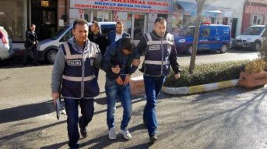 &Uuml;niversite &Ouml;ğrencisinin &Ccedil;antasını Kapka&ccedil; Yoluyla &Ccedil;alan Zanlı Yakalandı