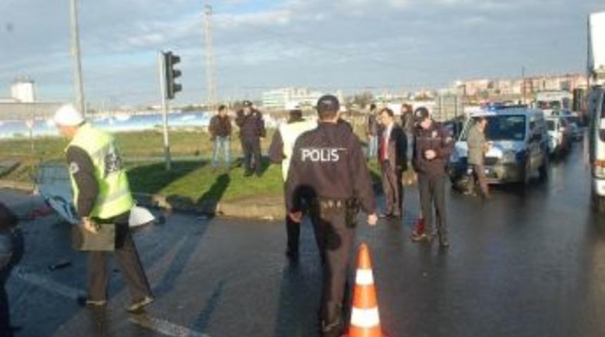 Servis Ara&ccedil;ları &Ccedil;arpıştı: 1'i Ağır 25 Yaralı