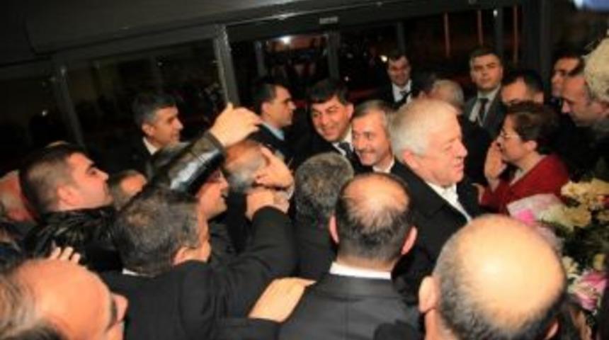 Başkan Tahmazoğlu, Havaalanında &Ccedil;i&ccedil;eklerle Karşılandı