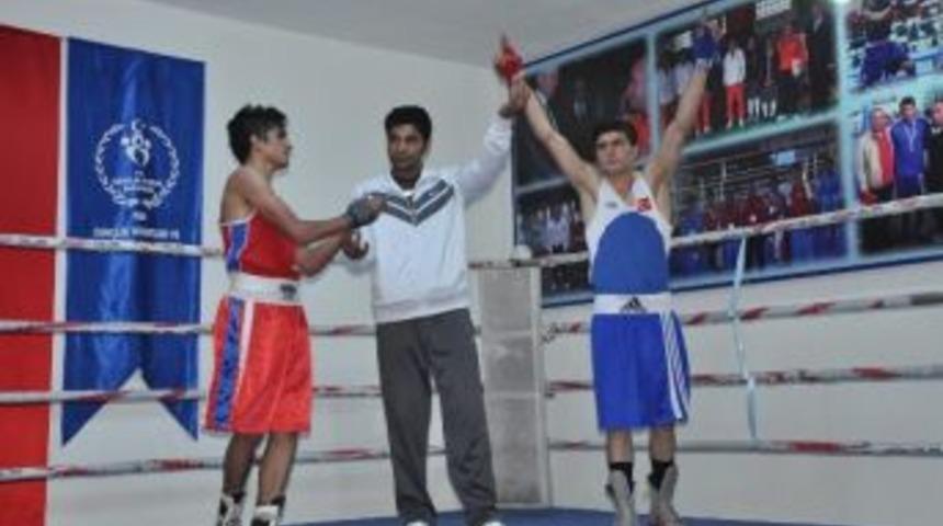 Vanlı Boks&ouml;r Madalyayla D&ouml;nd&uuml;