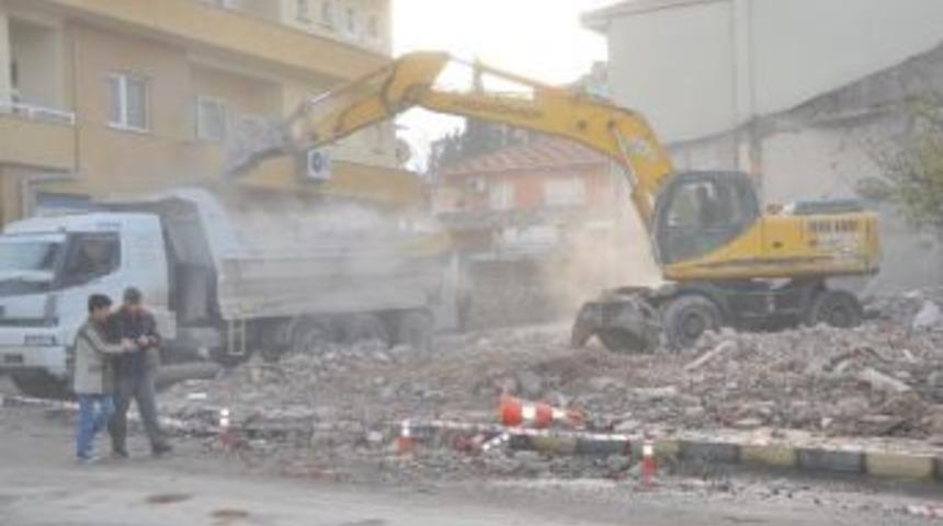 Y&uuml;zde 70 Ağır Hasarlı Olan Bina &Uuml;&ccedil; Yıllık Girişimlerin Ardından Yıkıldı