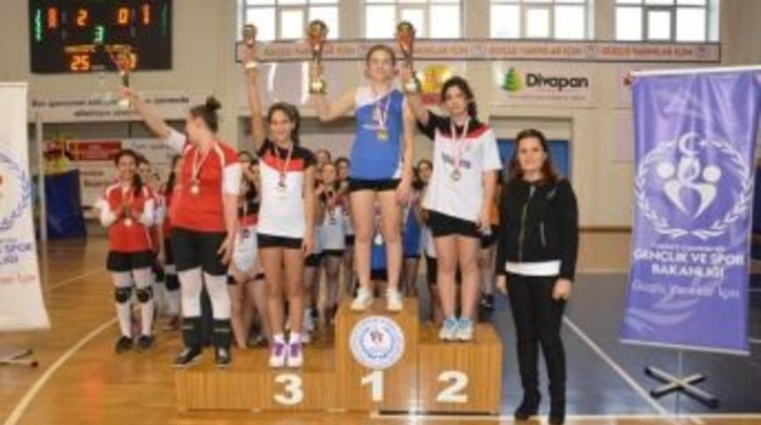 Voleybola Ak&ccedil;akoca Damgası