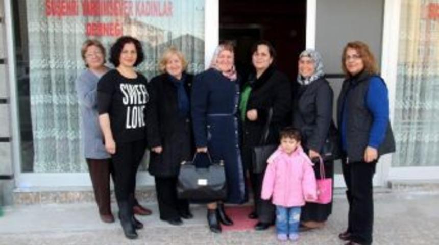 Suşehri Mhp Kadın Kollarından, Yardımsever Kadınlar Derneğine Ziyaret