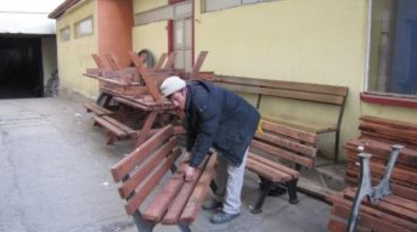 Hisarcık Belediyesi Oturma Bankı Ve Piknik Masasını Kendi İmal Ediyor