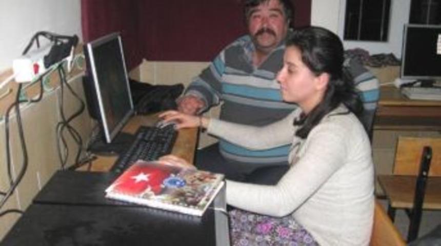 Köylüler Çocuklarıyla Birlikte Bilgisayar Kullanmayı Öğreniyor