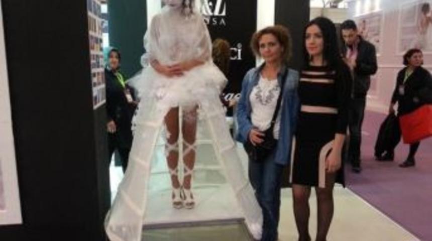 (özel Haber) Gelinlik Fuarı’nda 'çocuk Gelin' Protestosu