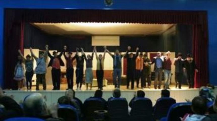 D&uuml;zce Gen&ccedil;lik Merkezinden Tiyatro