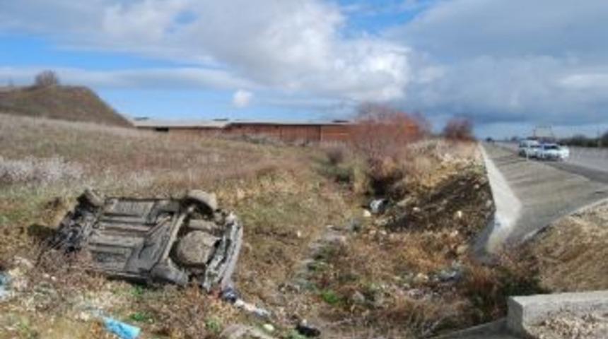 Otomobil Şarampole Yuvarlandı: 1 Yaralı