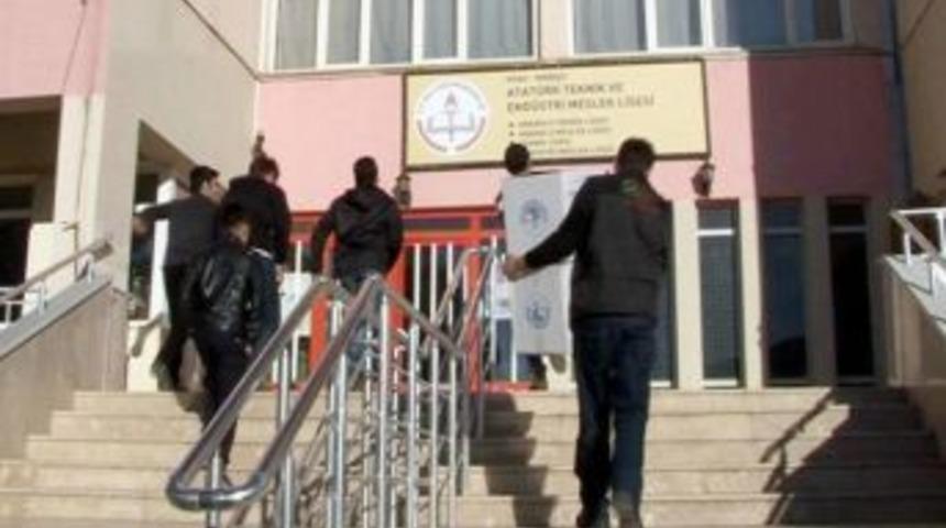 Hayat Ağacı Derneği &Ouml;ğrencileri Sevindirdi