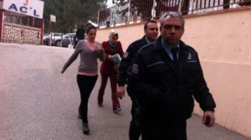 Akli Dengesi Yerinde Olmayan Kızın Saldırısına Uğradı