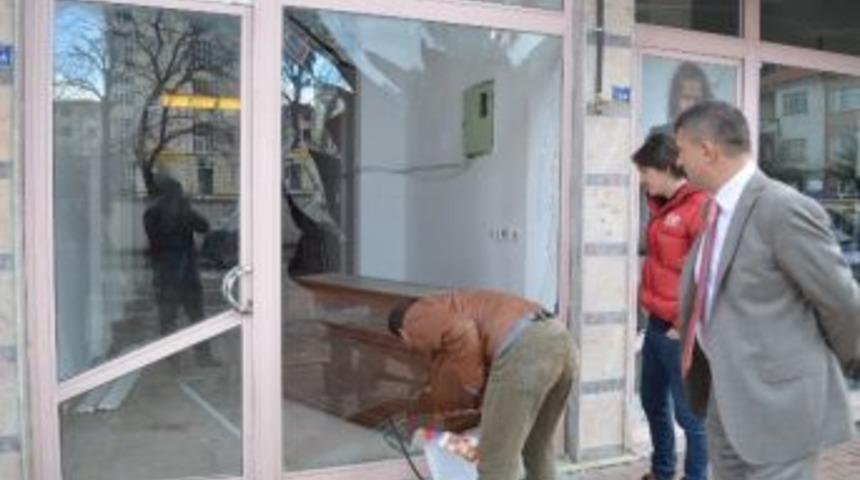 Saadet Partisi Se&ccedil;im B&uuml;rosuna Taşlı Saldırı