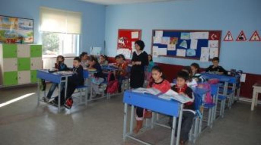 Minik &Ouml;ğrenciler Kendi Yaşıtlarına G&ouml;steri Yapıyor