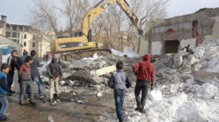 Dondurucu Soğukta Okul Enkazından Har&ccedil;lık &Ccedil;ıkarıyorlar