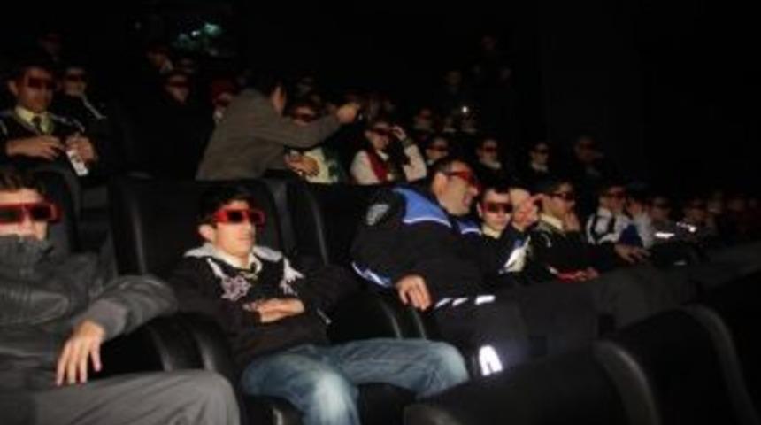 Polislerden &Ouml;ğrencilere Karne Hediyesi