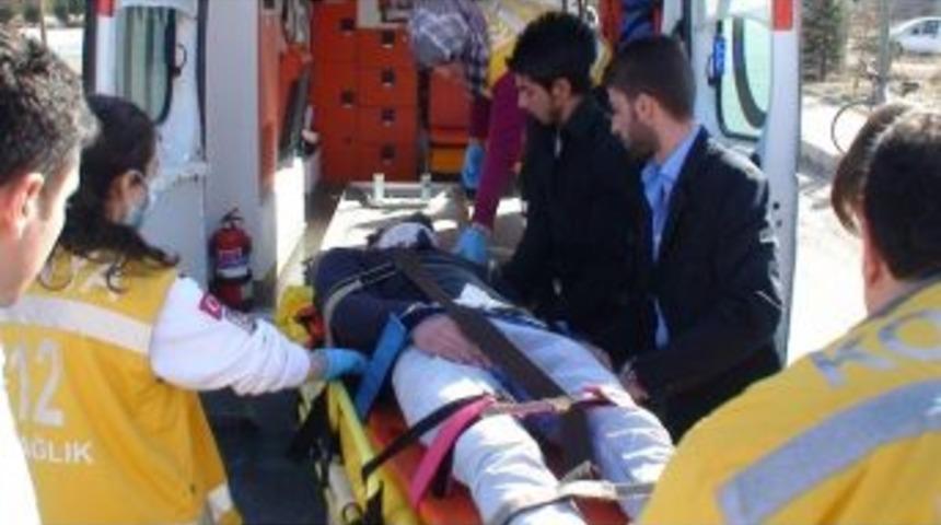 Otomobille Hafif Ticari Ara&ccedil; &Ccedil;arpıştı: 1 Yaralı