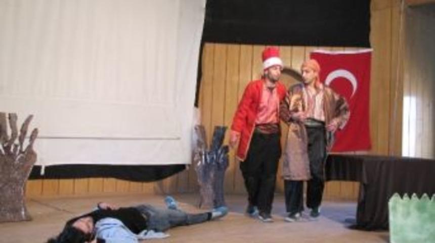 Hisarcık&rsquo;ta &Ouml;ğrencilere &ldquo;&ccedil;ılgın Profes&ouml;r&rdquo; Tiyatro Oyunu G&ouml;sterimi