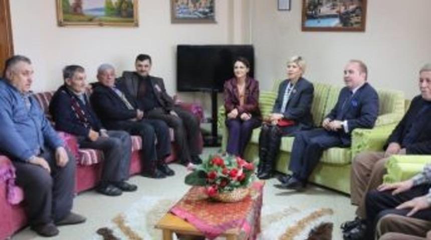 H&uuml;lya Aksoy, Huzurevi Sakinlerinin G&ouml;nl&uuml;n&uuml; Kazandı