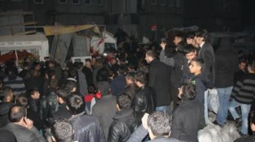 &Ccedil;atıdan Buz K&uuml;tlesi D&uuml;şt&uuml;: 2 Yaralı