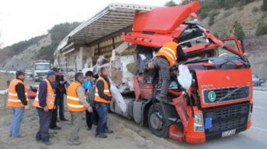 İkizler, Par&ccedil;alanan Tır'dan Yara Almadan Kurtuldu