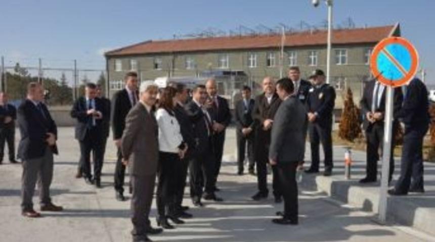 Vali D&uuml;zg&uuml;n Havalimanında İncelemelerde Bulundu
