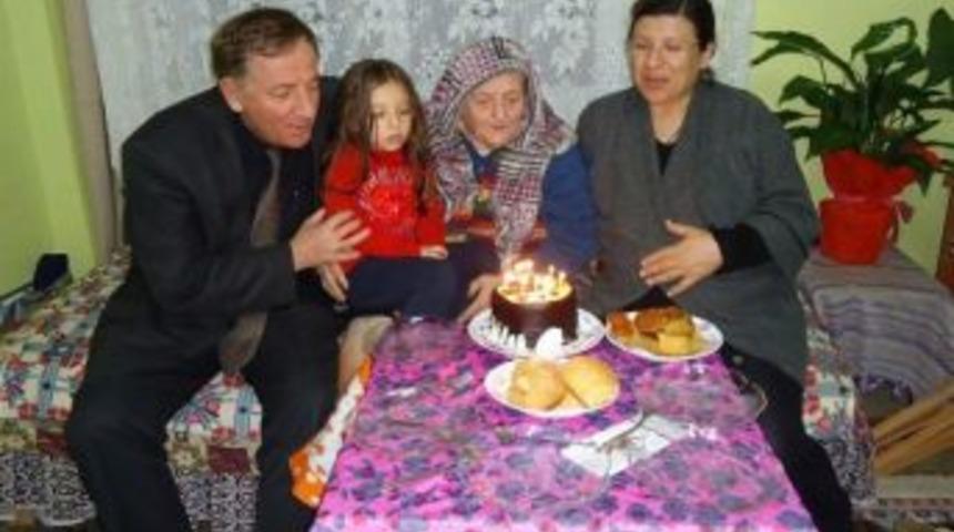 Başkan &Uuml;nal, Annesinin 81. Yaşını Kutladı