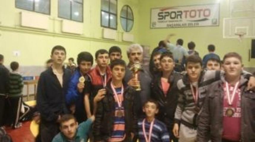 Pazarlar &Ccedil;ok Programlı Lisesi G&uuml;reş Takımı İl İkincisi Oldu