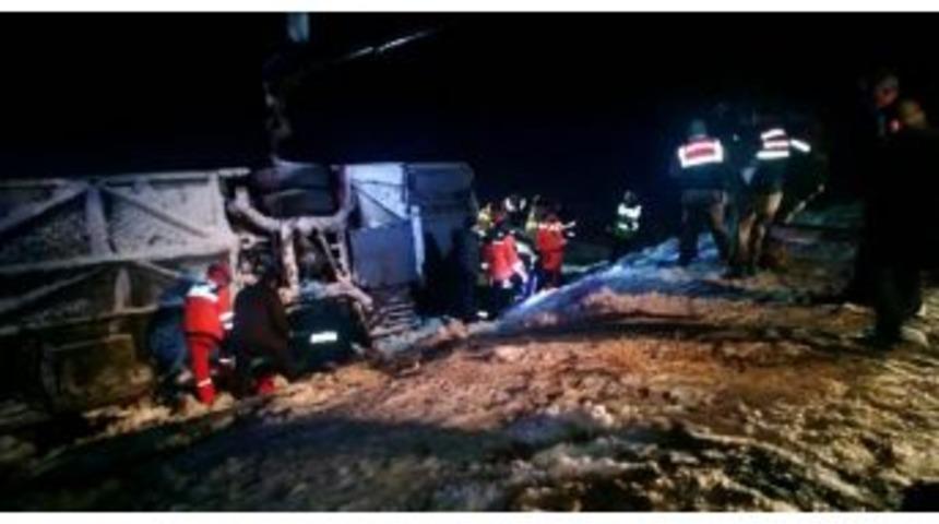 Kayseri'de Yolcu Otob&uuml;s&uuml; Devrildi
