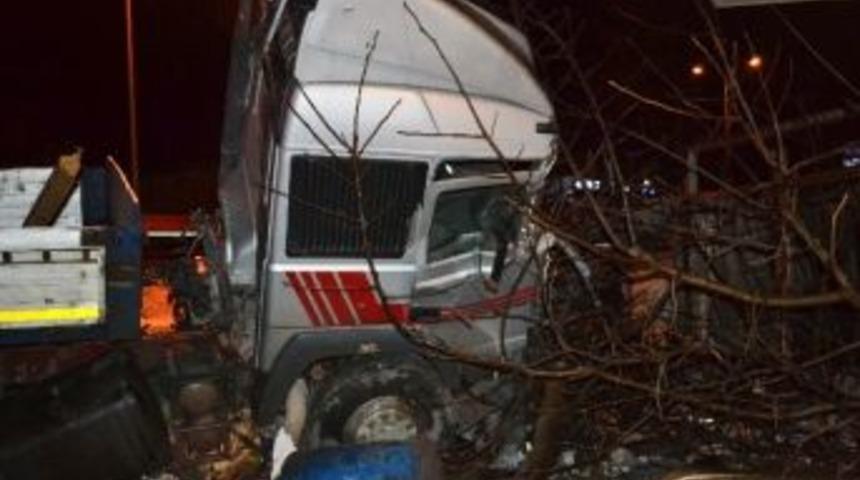 (&ouml;zel) Tır Bah&ccedil;eye U&ccedil;tu: 1 Yaralı