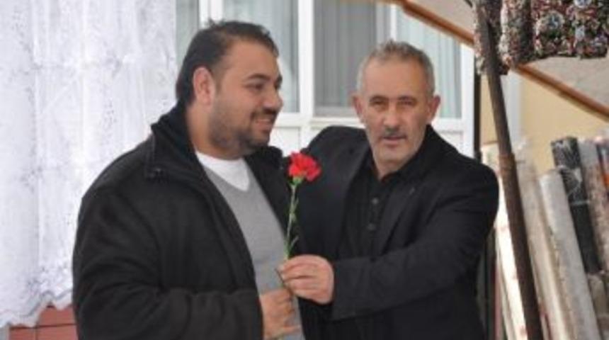 Pazarcılar Odası Başkanı Bah&ccedil;ıvanoğulları&rsquo;ndan Pazarcı Esnafına Karanfil