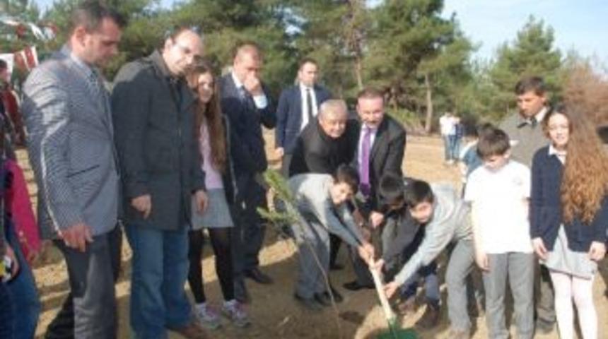 Başkan Doğan &Ccedil;ocuklarla Birlikte Fidan Dikti