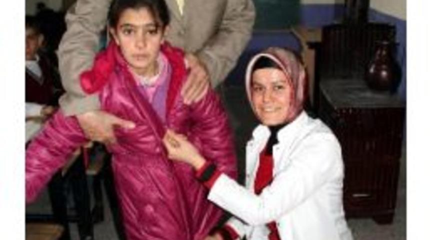 Muradiye&rsquo;de &Ouml;ğrencilere Kışlık Kıyafet Yardımı