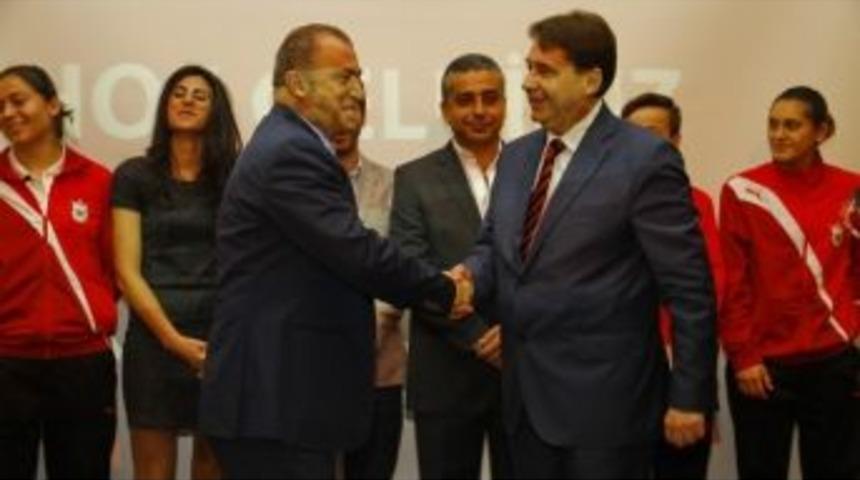 Konaklı Kızlar &Ouml;d&uuml;llerini Fatih Terim'den Aldı
