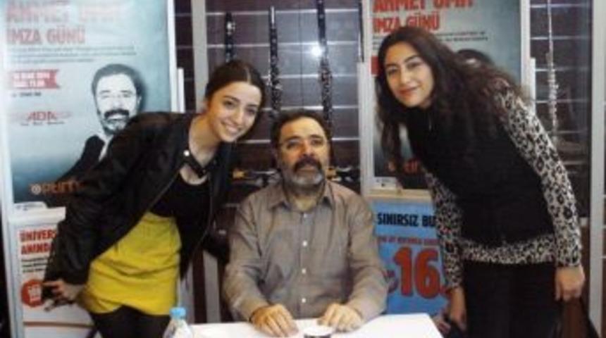 Ahmet &Uuml;mit Adana Optimum'da Okurlarıyla Buluştu