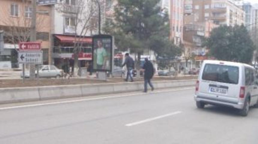 Yaya Kaldırımı Kullanmayan Yayalar Tehlike Oluşturuyor