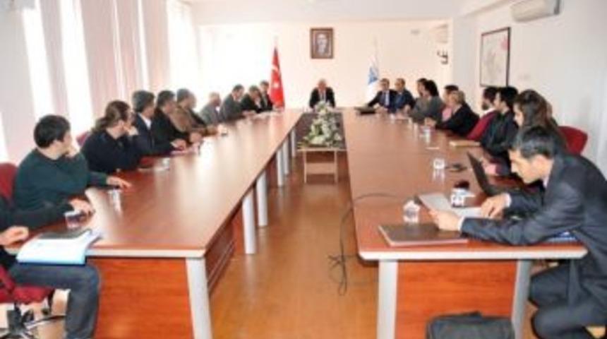 Karaman Valisi Koca, M&uuml;teahhitlerle Bir Araya Geldi