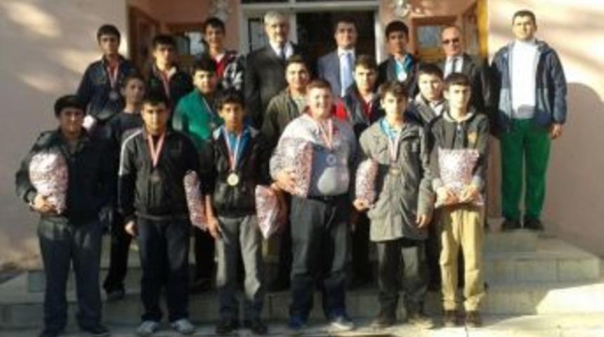Kaymakam &Ccedil;ınar, G&uuml;reş&ccedil;ileri &Ouml;d&uuml;llendirdi