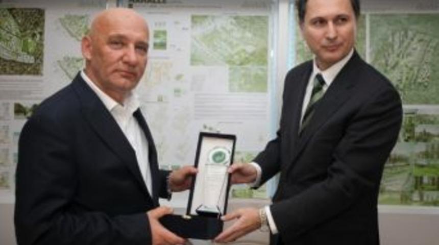 &Ccedil;evko&rsquo;dan Başkan &Ouml;z&rsquo;e Plaket