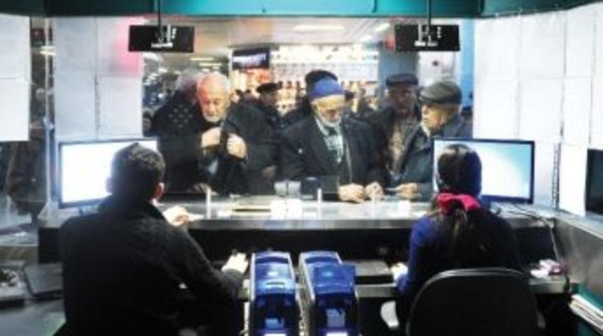 Başkent&rsquo;te Yaşlı Kart Dağıtımı 13 Noktada S&uuml;r&uuml;yor