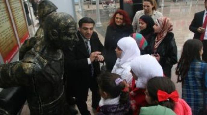 Suriyeli &Ouml;ğrenciler, &Ccedil;anakkale M&uuml;zesi Gezici Tır&rsquo;ını Gezdi