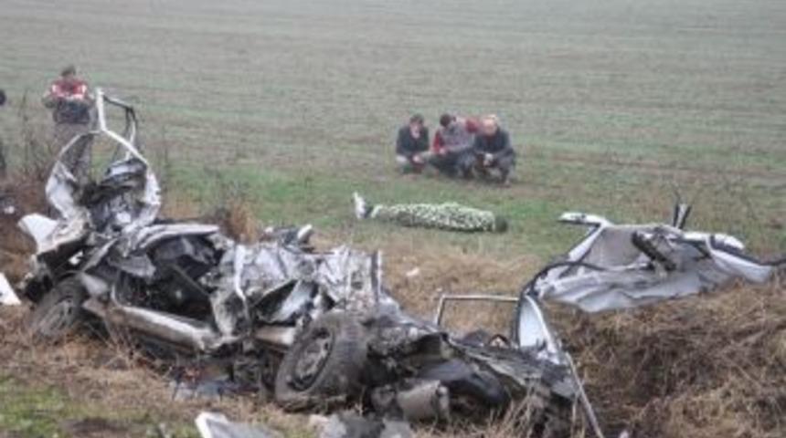 Kamyonetle Otomobil Kafa Kafaya &Ccedil;arpıştı: 1 &Ouml;l&uuml;, 3 Yaralı