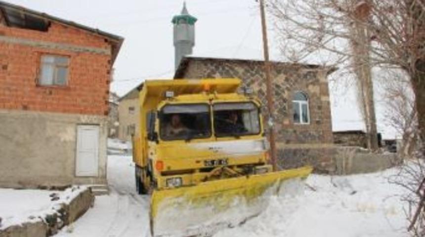 Kar K&ouml;y Yollarını Ulaşıma Kapattı