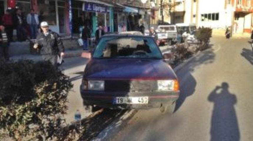 Yayaya &Ccedil;arpan Otomobil Orta Ref&uuml;je &Ccedil;ıktı: 2 Yaralı