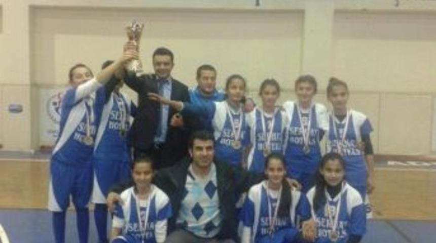 Savran Ortaokulu Voleybol Takımı Şampiyon Oldu